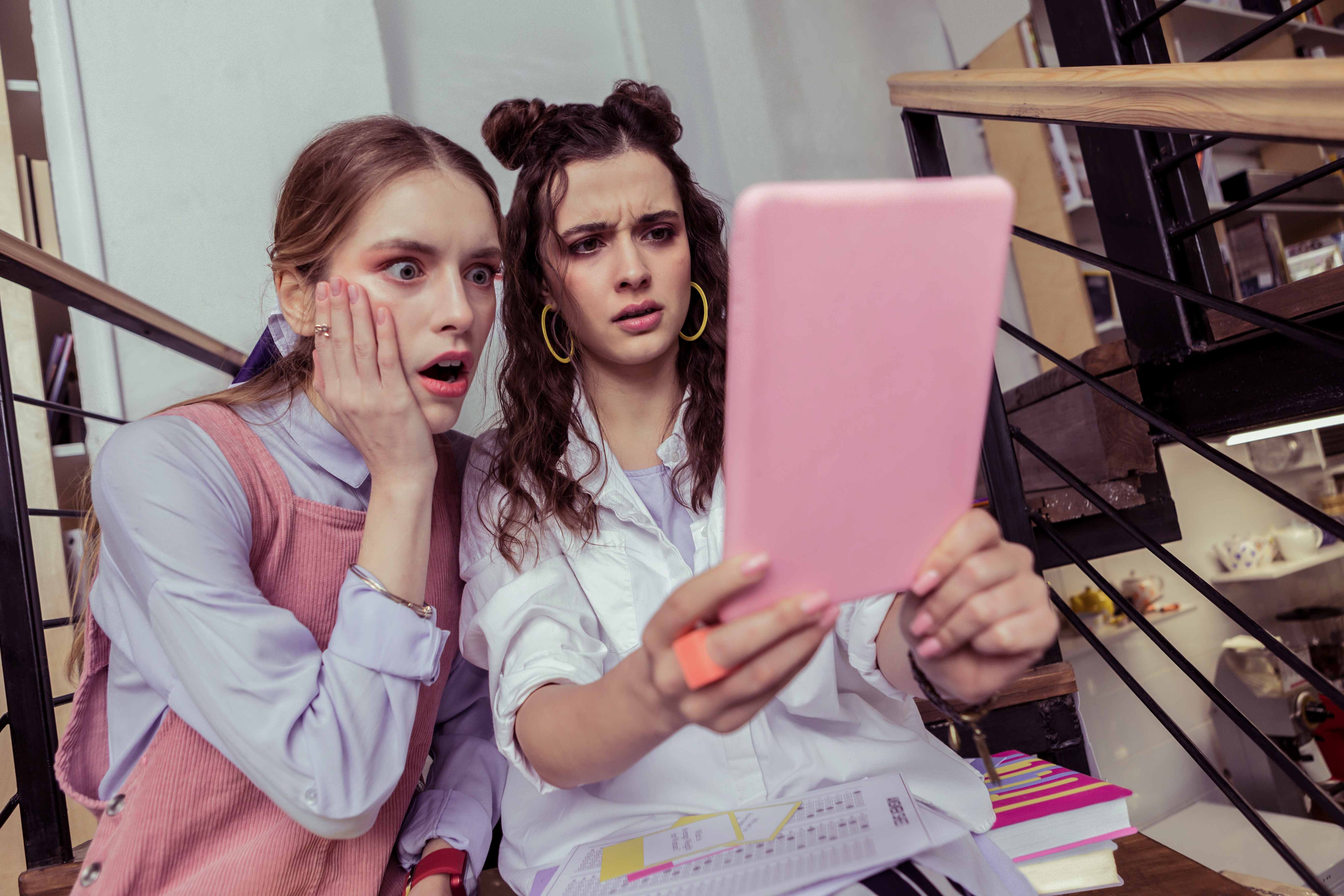 Примеры постироничных мемов и их объяснение